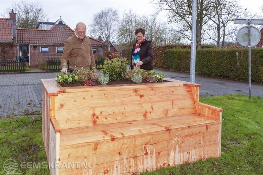 Burgemeester Hans Engels plaatst, samen met Wilma Steenhuis van VVV/D Garsthuizen-Startenhuizen, de eerste bank in Garsthuizen. Foto: Jan Pitt