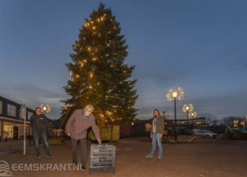 Wethouder Pier Prins en Anja Dijkstra van Bedrijven Vereniging Loppersum ontsteken licht in kerstboom. Foto: Jan Pitt