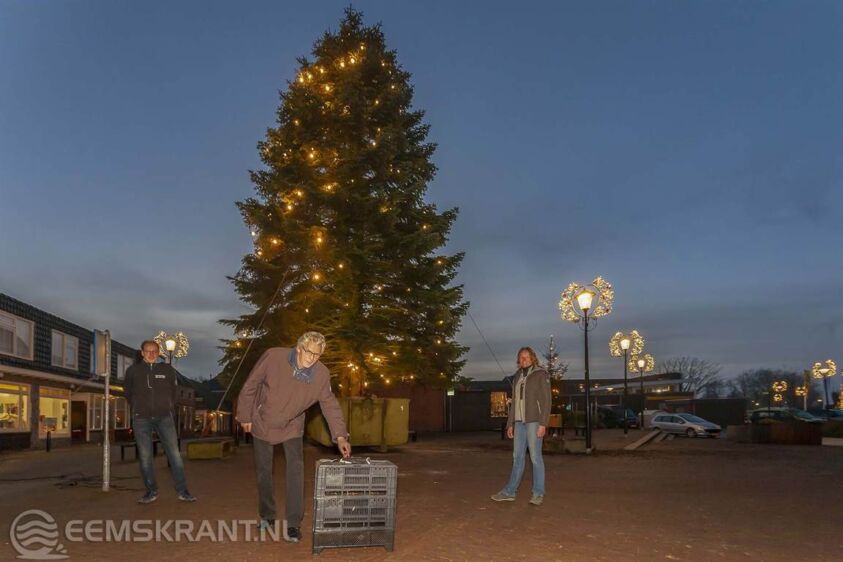 Wethouder Pier Prins en Anja Dijkstra van Bedrijven Vereniging Loppersum ontsteken licht in kerstboom. Foto: Jan Pitt