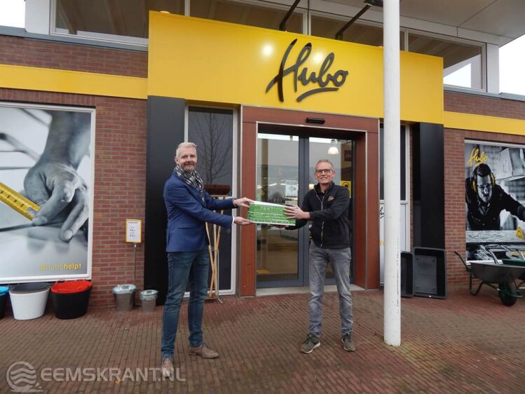 Bé Schollema overhandigt  bespaarpakket Foto: Gemeente Loppersum