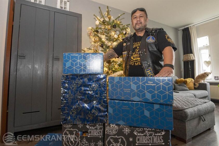 Randy met een klein deel van de kerstpakketten