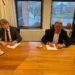 Burgemeester Gerard Beukema (links) en Fester Oosterhuis ondertekenen de Uitvoeringsovereenkomst