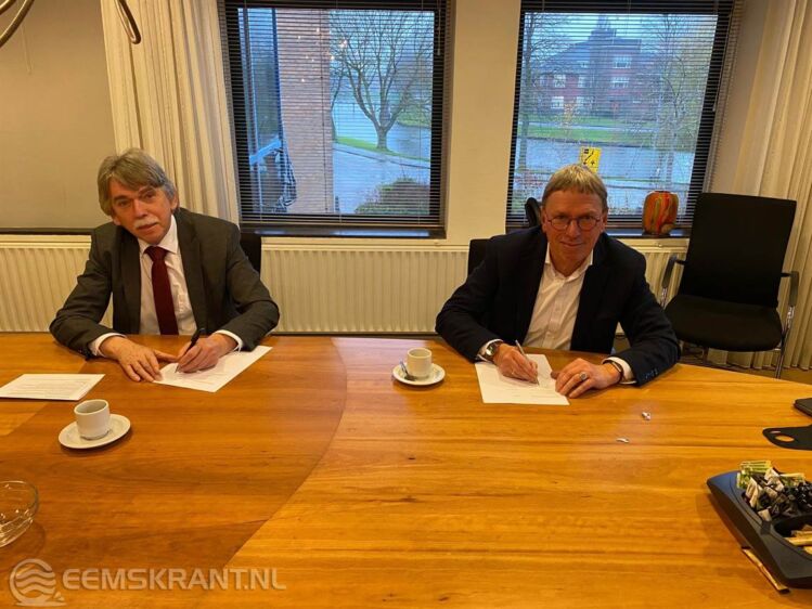 Burgemeester Gerard Beukema (links) en Fester Oosterhuis ondertekenen de Uitvoeringsovereenkomst