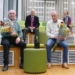 Broers Prof. Dr. Ir. Erik Heeres en Dr. Andre Heeres met bloemen. Foto: SBE