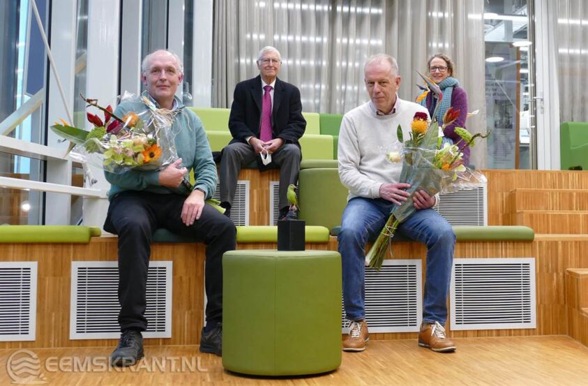Broers Prof. Dr. Ir. Erik Heeres en Dr. Andre Heeres met bloemen. Foto: SBE