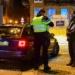 Foto: de politie schrijft een bekeuring uit voor het niet naleven van de avondklok.