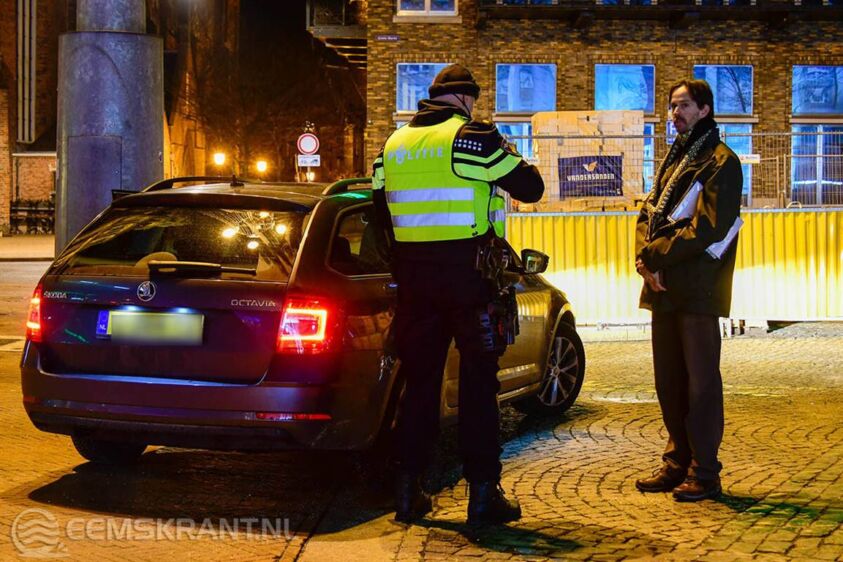 Foto: de politie schrijft een bekeuring uit voor het niet naleven van de avondklok.