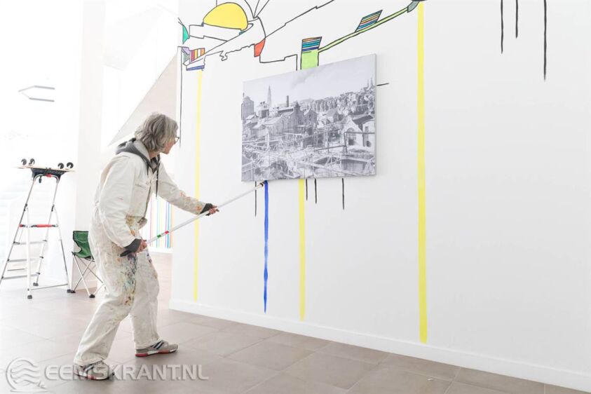 Kunstenares Maria Madelon van Velthoven aan het werk in wooncomplex De Jakobijn