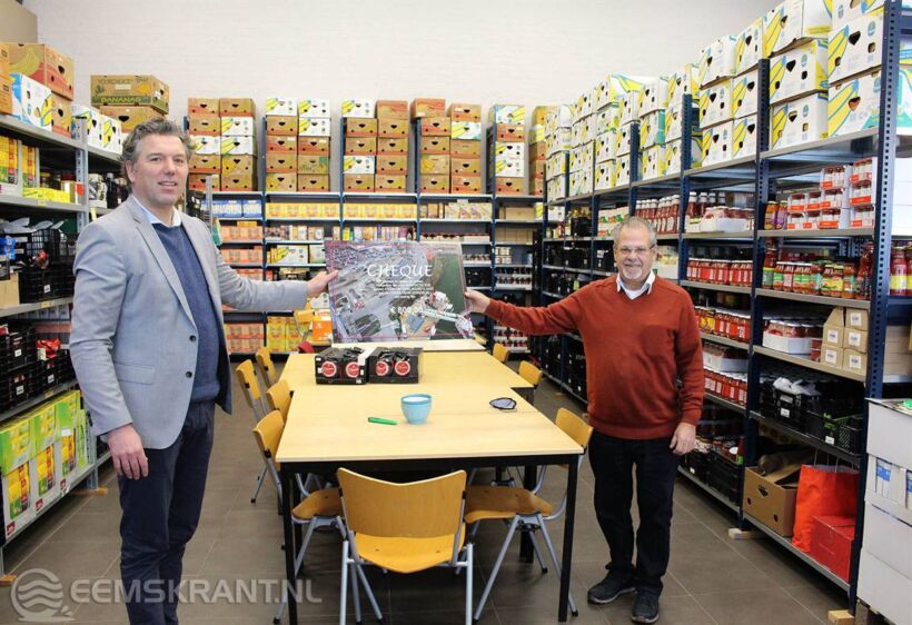 Erik Poel (links) en Jan van Heerde (rechts). Op de cheque een afbeelding van het project Marconi Recreatief in Delfzijl, één van de projecten van Strukton Civiel Noord & Oost
