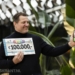 VriendenLoterij-ambassadeur Dennis van der Geest verrast Petra uit Eenrum middels een videogesprek met 100.000 euro.