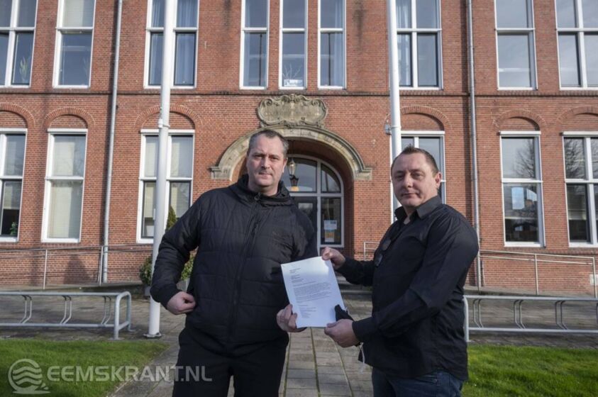 Foto: Richard van Goinga en Henry Leeuwerke met de brandbrief voor het stadskantoor in Appingedam.