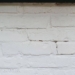 Foto: schade aan een woning in Wagenborgen die is ontstaan door een aardbeving