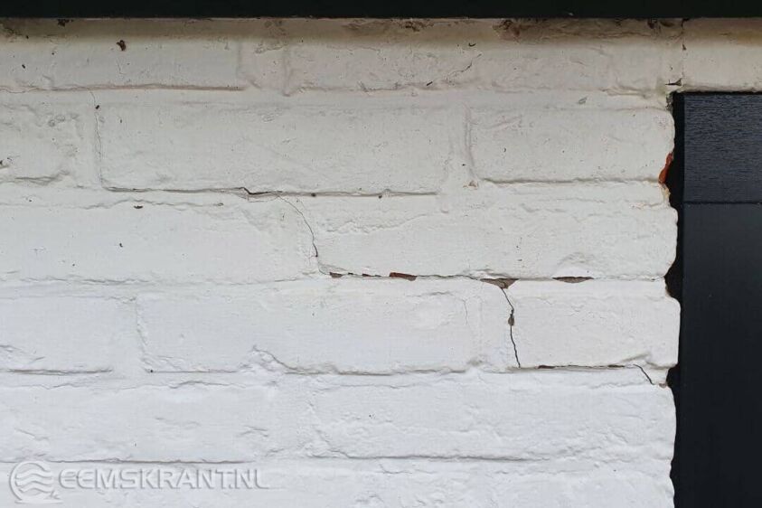 Foto: schade aan een woning in Wagenborgen die is ontstaan door een aardbeving