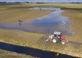Matthijs en Nienke Veenland pompen water op delen van hun land voor de weidevogels.