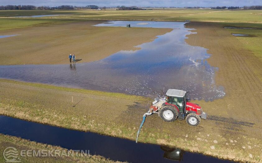 Matthijs en Nienke Veenland pompen water op delen van hun land voor de weidevogels.