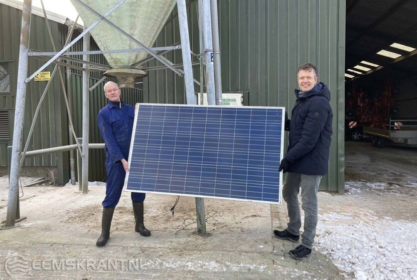Thijs Ritsema en Johan Duut van Eendracht met het eerste zonnepaneel. Eigen foto
