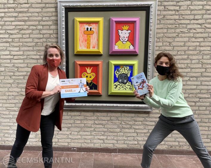 Barbara Baijens, Stichting Vrienden Beatrix Kinderziekenhuis (l) en Mariça van der Weerd, namens de noordelijke bibliotheekorganisaties (r).