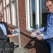 Meindert Joosten (links) heeft de folder in ontvangst genomen uit handen van Tjitse Mollema