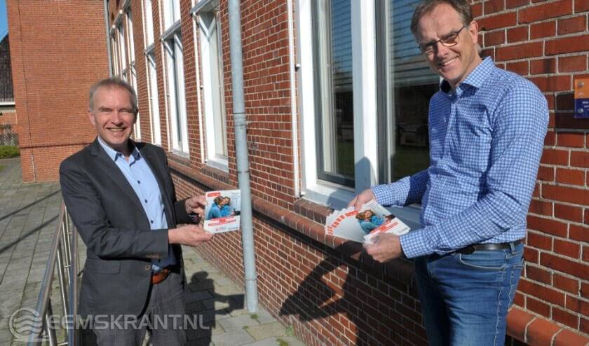 Meindert Joosten (links) heeft de folder in ontvangst genomen uit handen van Tjitse Mollema