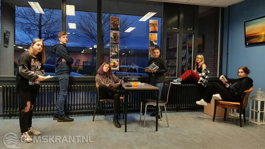 De zes jongeren van de theatrale wandeling op 4 en 5 mei. Foto: IVAK