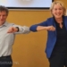 Foto: Rijksbouwmeester Floris Alkemade en wethouder Annalies Usmany-Dallinga ondertekenen in het
gemeentehuis in Loppersum de uitvoeringsnotitie 'Repair with gold'