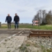 Geert Jan Reinders en Fatih Yozgat bij de spoorwegovergang aan de Zuiderlopsterweg