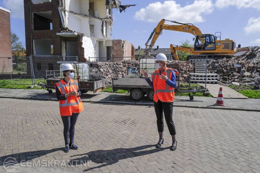 Wethouder Annalies Usmany-Dallinga en directeur bestuurder Laura Broekhuizen van Groninger Huis bekijken samen de  sloop van de Harkenrothstraat in Appingedam. Foto: Jan Zeeman