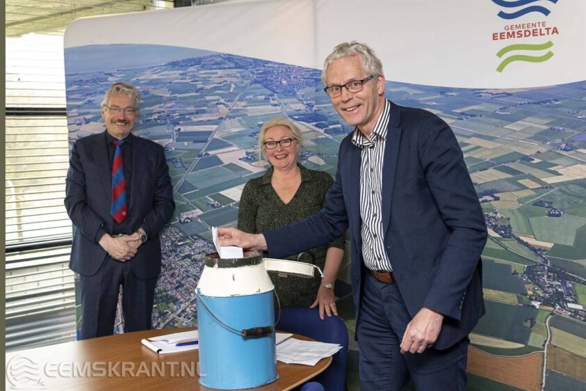 Wethouders Jan Menninga en Pier Prins voeren de loting uit