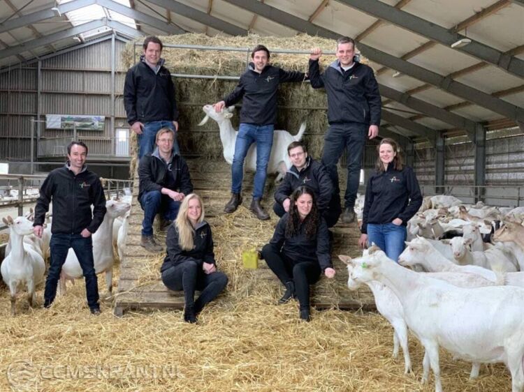Het nieuwe bestuur bijeen.Vanaf links achteraan Robert Winter, Luuk Volker (met geit), Willem Dinkla. Staand links Jeroen Wolters, Jarno Rietema, Koos Meeuwes, staand rechts Paulien van Beesten. Vooraan Evelien Drenth en Thea Buseman.