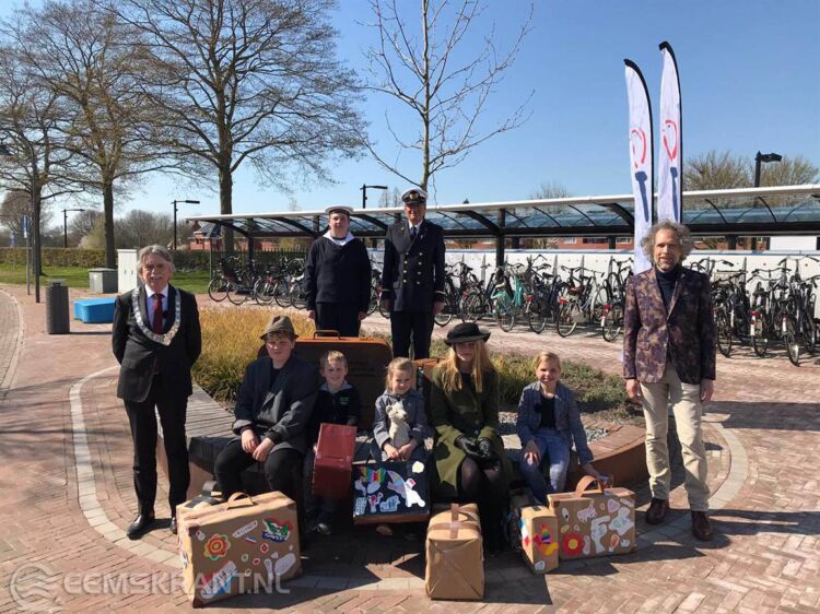 Burgemeester Gerard Beukema, Zeekadetten van het Zeekadetkorps Delfzijl, Leerlingen van CBS    De Zaaier en Elex Kappen Werkgroep 4 mei Delfzijl.