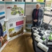 Wethouder Jan Menninga en ondernemer Jenz Verbogt bij de opstelling van de 3D-  printer in paviljoen Overdiep in Appingedam