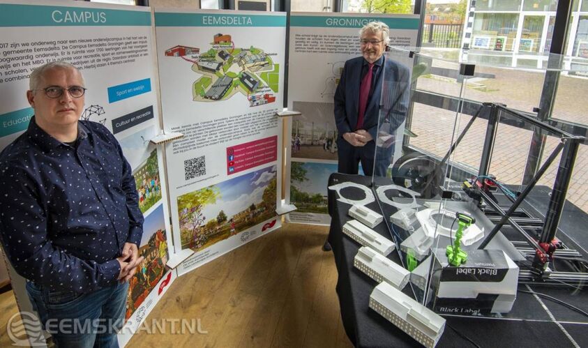 Wethouder Jan Menninga en ondernemer Jenz Verbogt bij de opstelling van de 3D-  printer in paviljoen Overdiep in Appingedam