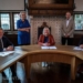 De wethouders Annalies Usmany en Meindert Joostens kijken tevreden toe na de ondertekening van het convenant door vanaf links Johan Oostinga, Janny Nijlunsing en Nienke Ybema.