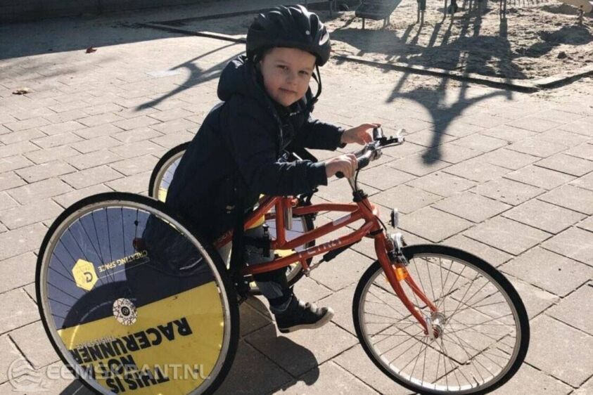 Jesper met zijn racerunner op school in Haren. Eigen foto