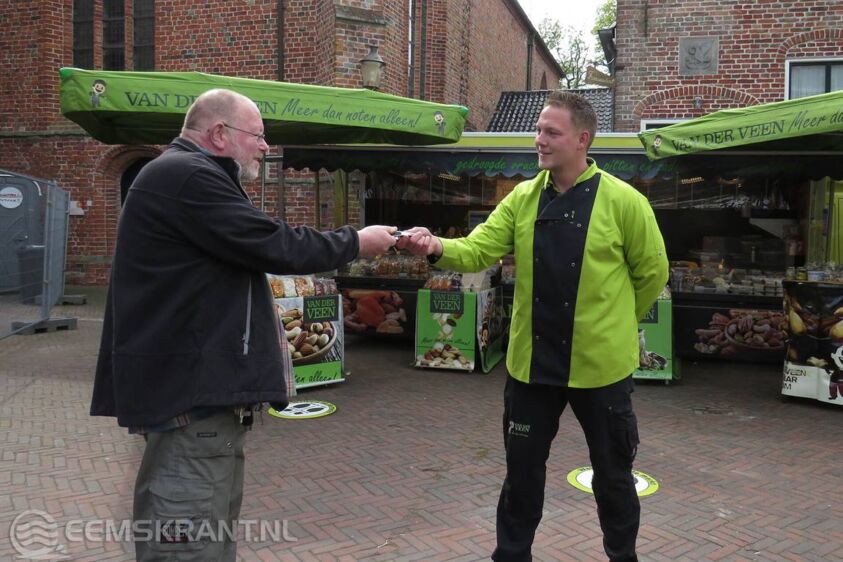 Richard Elsinga krijgt symbolisch de Damster Notenkraker overgedragen van zijn voorganger Hans van Aken