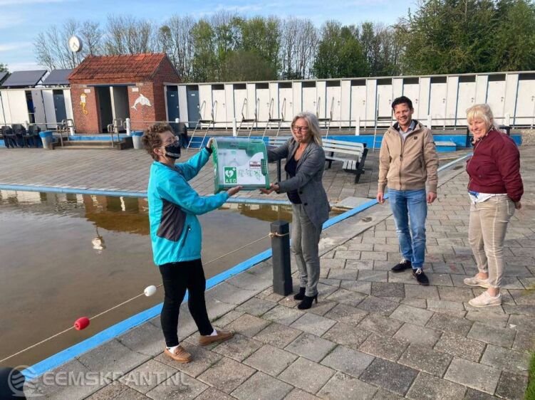 Ineke Roorda (links) neemt de kast in ontvangst uit handen van Ina Balkema.