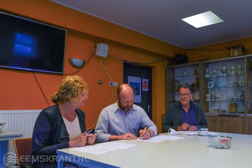 De intentieverklaring wordt ondertekend . Foto: Geert Boiten