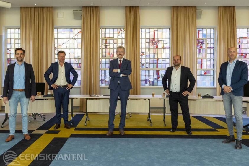 De ondertekenaars met wethouder Jan Menninga in het midden.