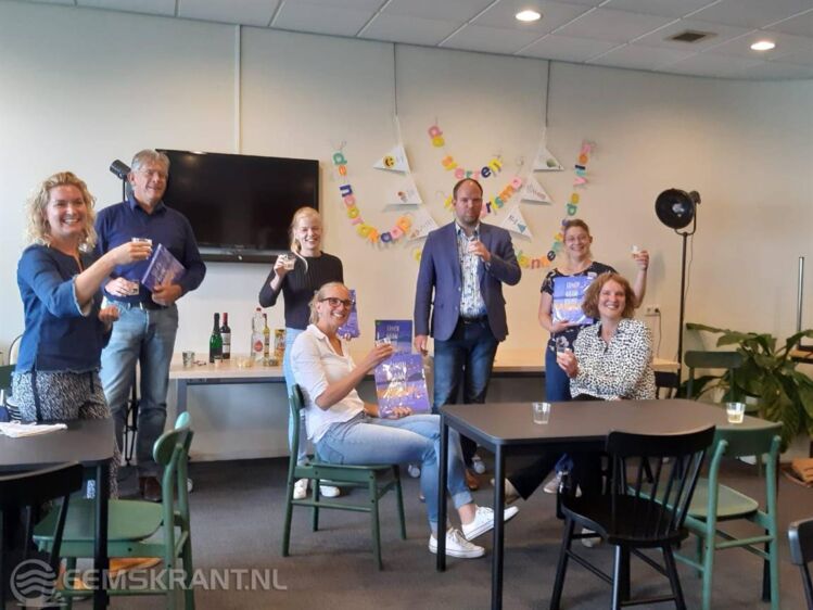 Wethouder Eltjo Dijkhuis, afgevaardigden van de scholen en Biblionet Groningen trapten het project woensdag symbolisch af. Foto: Biblionet Groningen