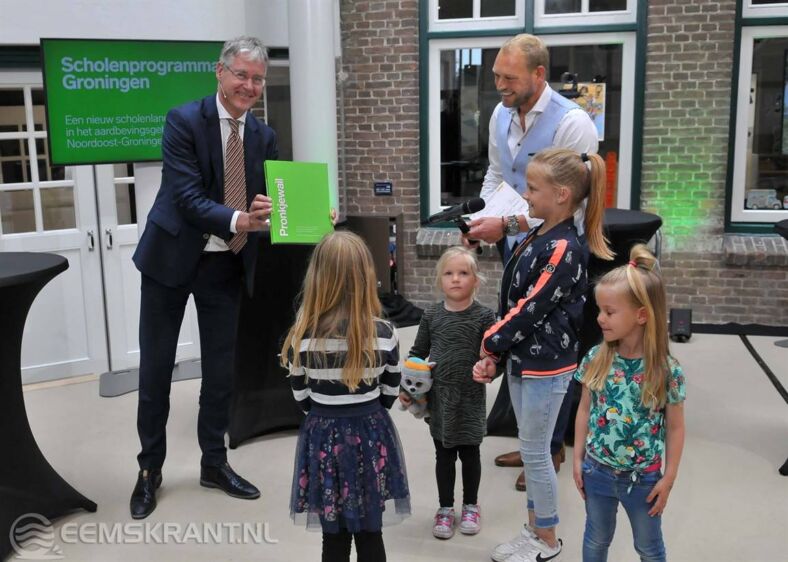 Demissionair minister Arie Slob neemt het boek in ontvangst.