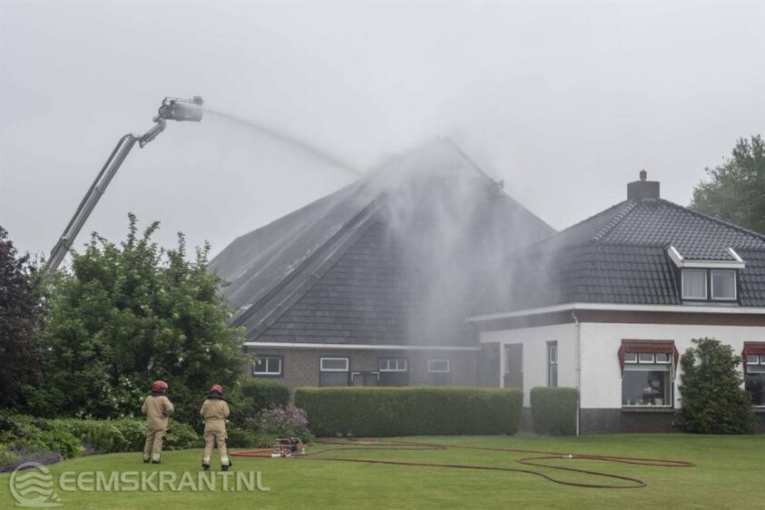 Grote brand in boerenschuur bij Uithuizermeeden na uren onder controle -.