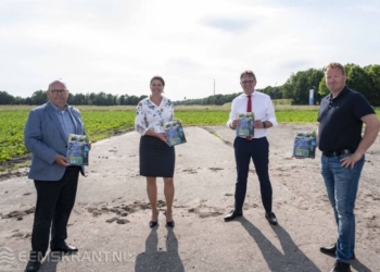 Voorzitter Siert van der Laan overhandigt de visie van zijn Werkgroep Tjuchem aan gedeputeerde Fleur Gräper, wethouder Jaap Borg (Midden-Groningen) en Groningen Seaports-directeur Cas König.