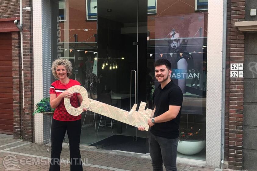 Aletta overhandigt symbolisch de sleutel van de zaak aan Rico.