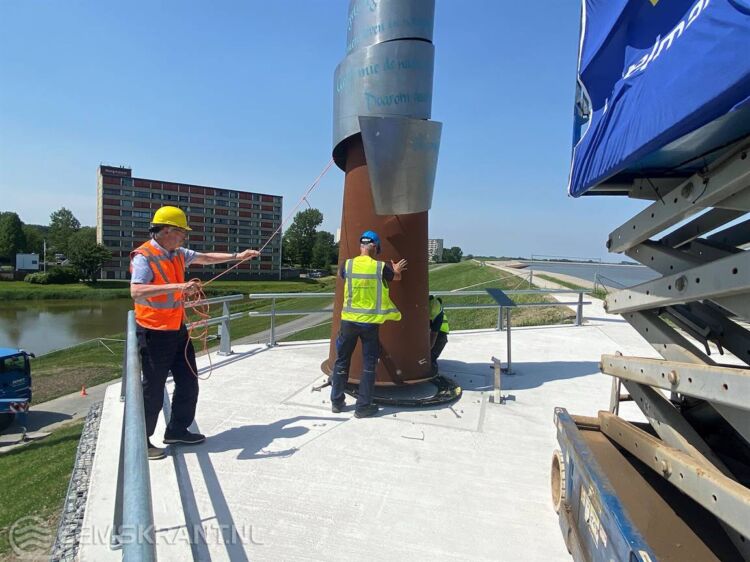 Wethouder Jan Menninga begeleidt de herplaatsing van het Ede Staal monument Foto: Gemeente Eemsdelta