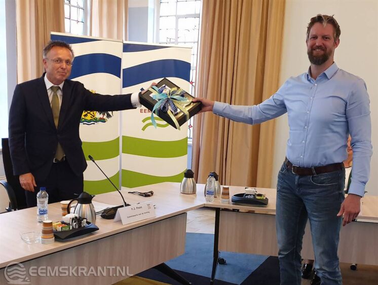 Op de foto (rechts) de heer Nick Boersma, voorzitter van de vertrouwenscommissie die de profiel-schets overhandigd aan de heer Paas (links), commissaris van de Koning in Groningen.