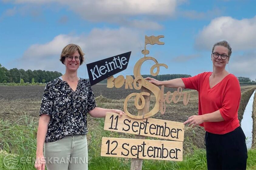 Jetty en Petra met het promotiebord. Foto: Corine Noordam