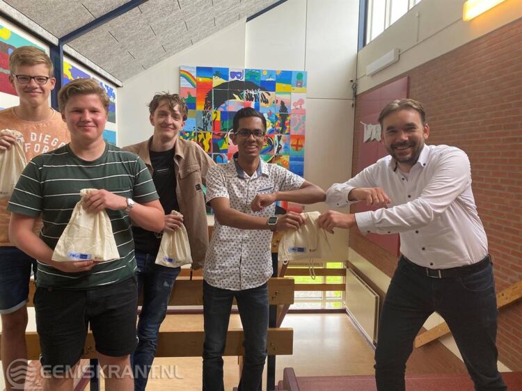 Van links naar rechts op de foto: Bas Drijfhamer, Erben Drenth, Jari Vader, Shivam Bansie en meneer Kamminga