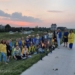 Op de dijk bij Delfzijl werden fakkels ontstoken door leden van de Soroptimistenclub Eemsmond.