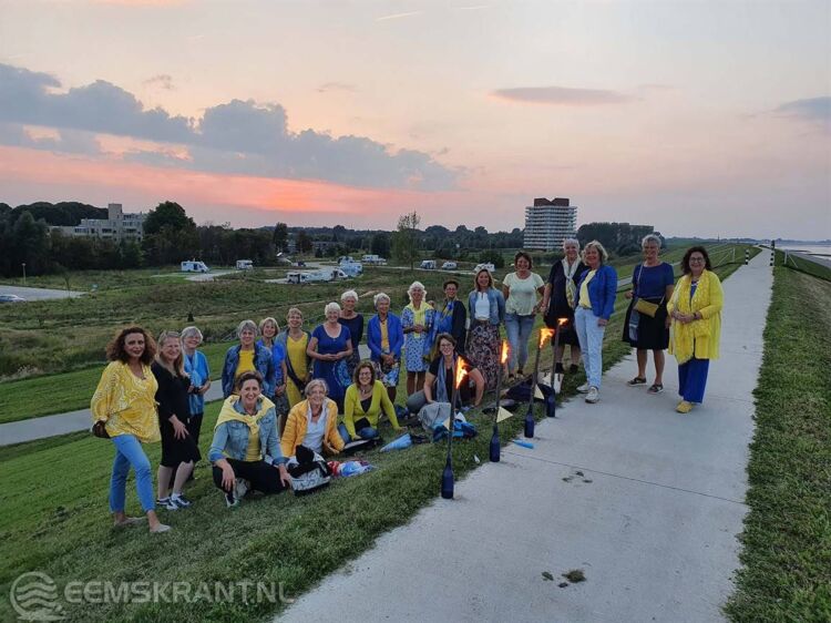Op de dijk bij Delfzijl werden fakkels ontstoken door leden van de Soroptimistenclub Eemsmond.