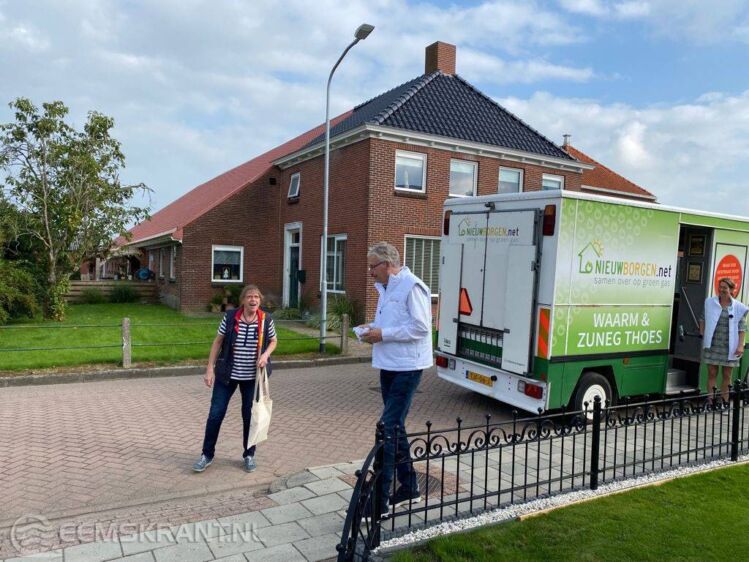 Wethouder Jan Menninga is uit de waarmtebus gestapt om één van de inwoners te spreken. Eigen foto